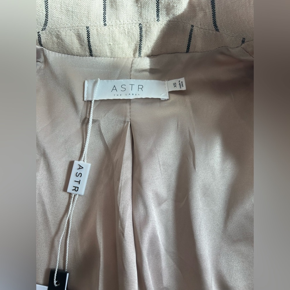 ASTR - The Label Rozette Cropped Pinstripe Linen Jacket Size XS - Picture 10 of 13